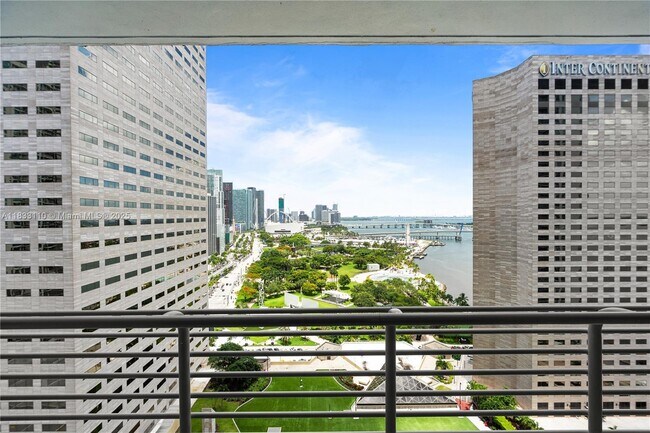 Foto del edificio - 325 S Biscayne Blvd