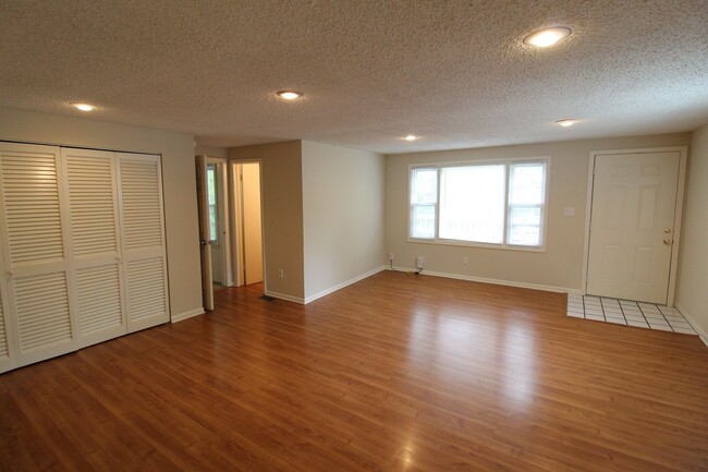 Foto del edificio - Spacious 3 Bedroom 2 Bath House in Fairway