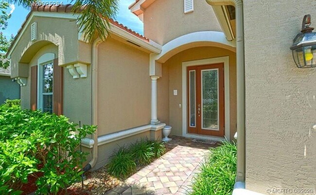 Building Photo - 565 SW Sun Cir