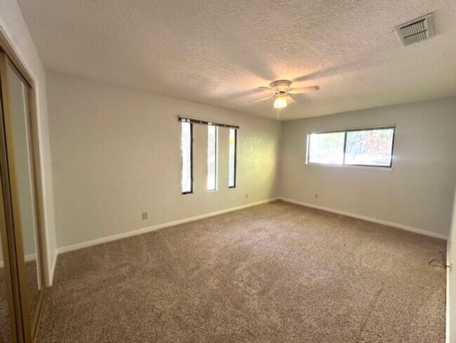 Foto del edificio - INCREDIBLE LOCATION!!! Quaint and Quiet and Roomy!