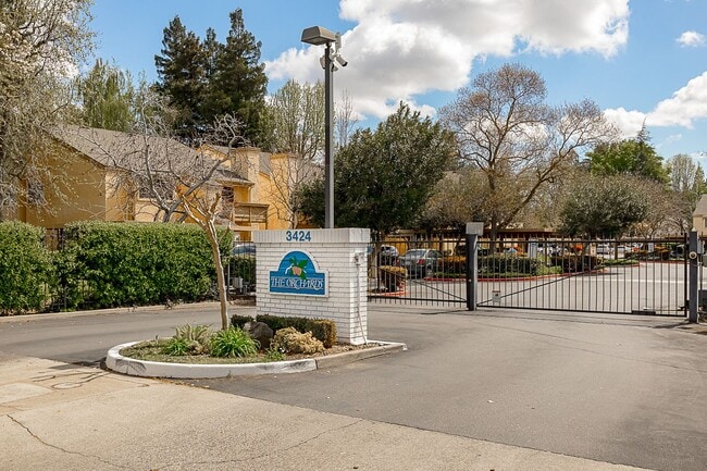 Building Photo - Newly remodeled upstairs condo in gated co...