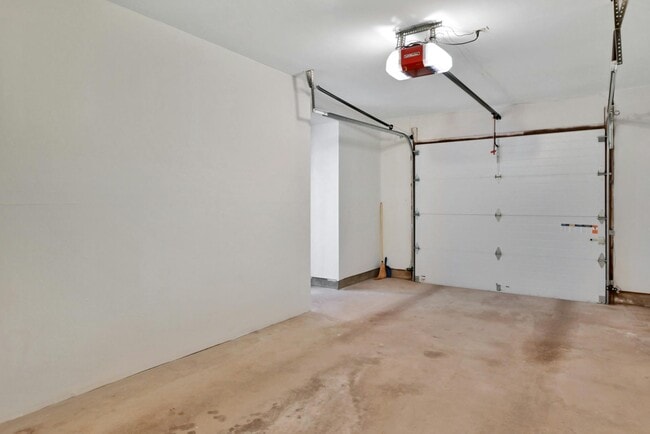 Building Photo - 17 Sandburg Ct