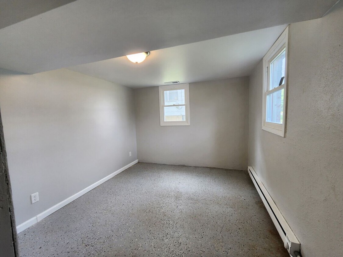 Foto principal - 2432 N Grand Ave E