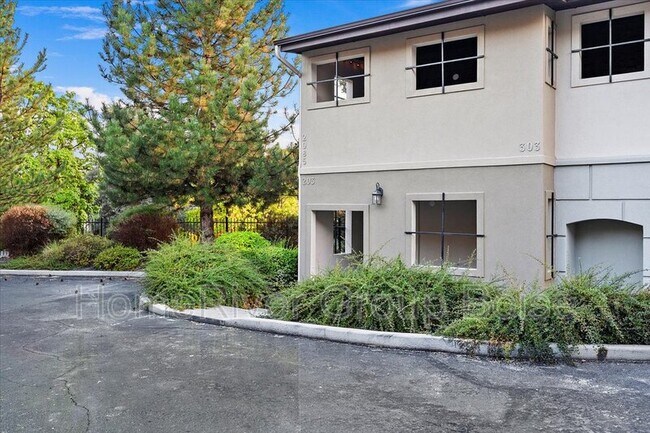 Building Photo - 2111 Brittany Ln