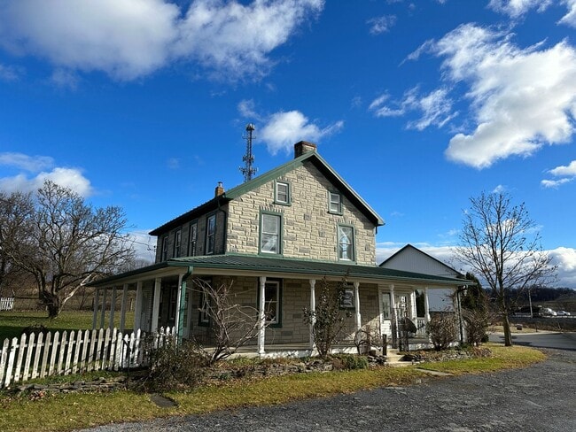 Building Photo - 572 Old Rt 22