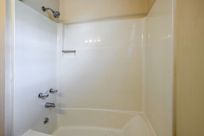Building Photo - Newly Updated Home Just Minutes From Downt...