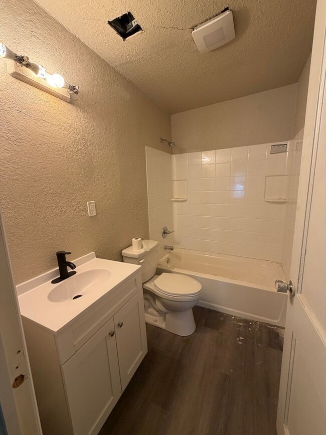 Building Photo - 2 Bedroom 1 Bath Home + Office For RENT!