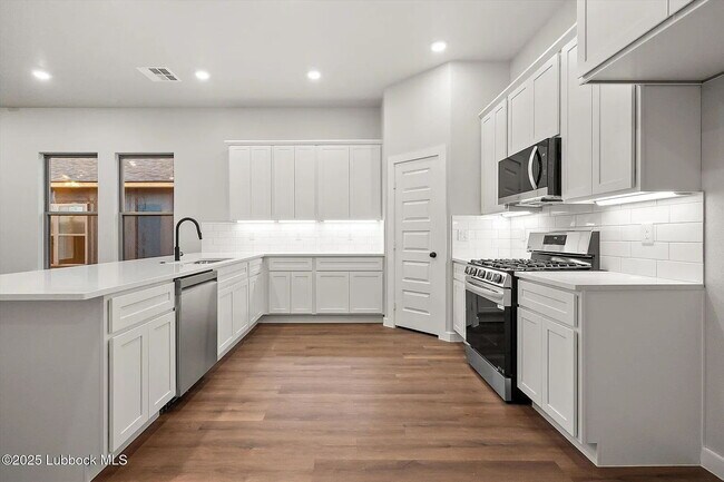 Building Photo - Stunning Newly Built Home in a Lovely Neig...