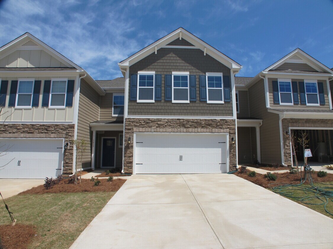 Foto principal - Beautiful Move In-Ready Townhome located i...