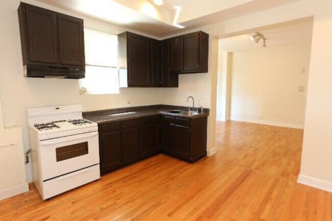 Foto del edificio - 3 bedroom in Chicago IL 60642