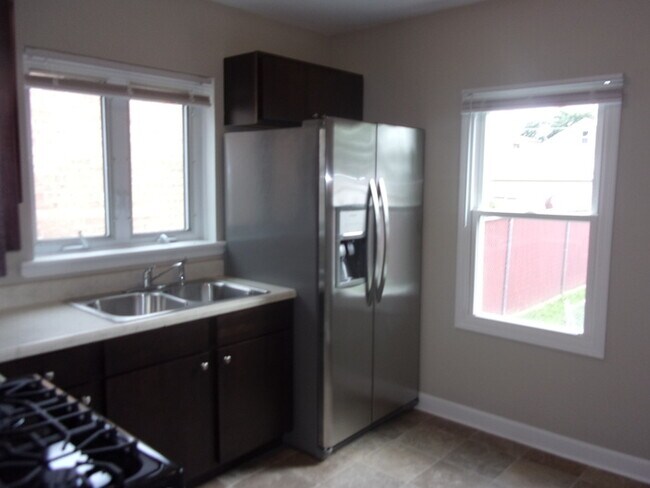 Building Photo - Nicely updated 2 bedroom brick Ranch