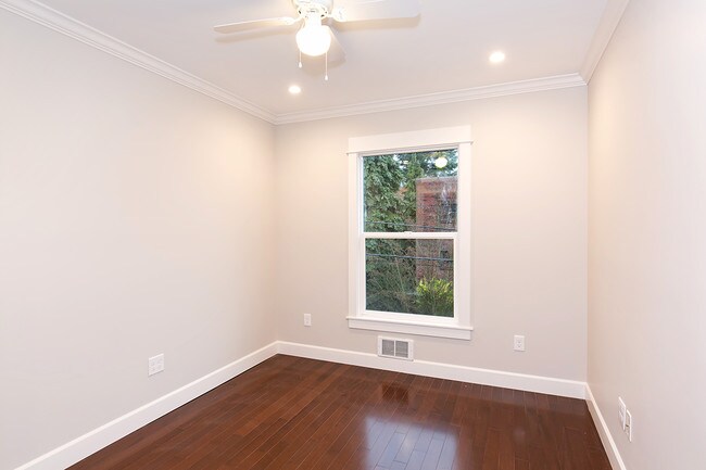 Building Photo - 502 Bellevue Ave E
