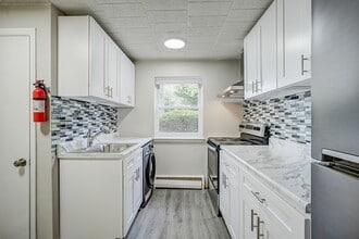 Kitchen - Hillside Pointe Apartments
