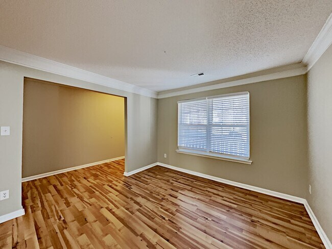 Building Photo - 1321 Crestfield Dr