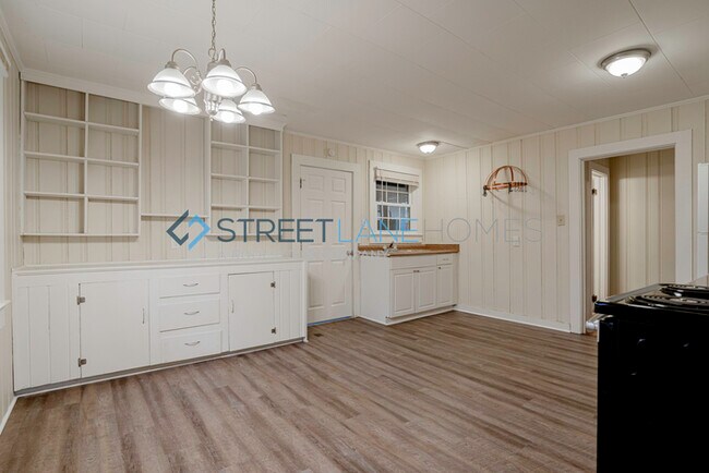 Building Photo - NOW OFFERING $250 OFF THE FIRST FULL MONTH...