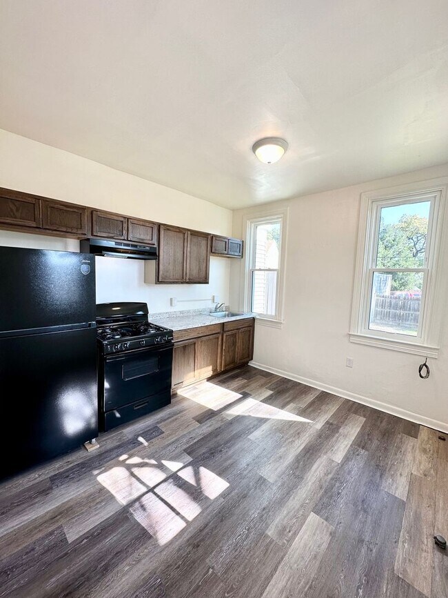 Building Photo - Available Now! 2 Bedroom 1st Floor, Parkin...