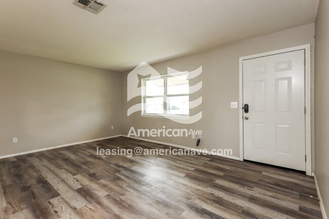 Building Photo - 912 Meadowridge Dr
