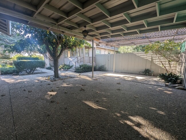 Foto del edificio - 4153 Bolsa Rd