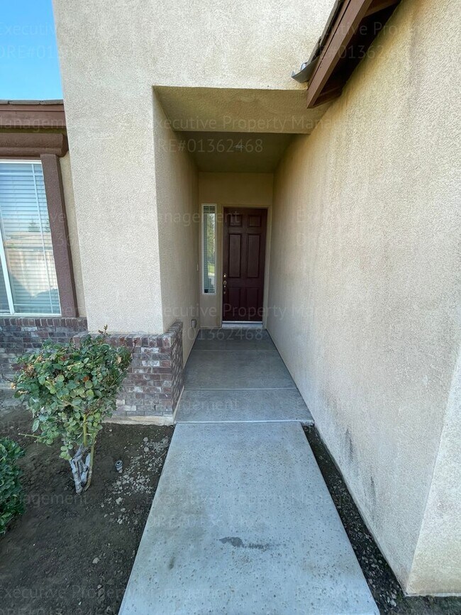Foto del edificio - 4 bedrooms/ 2 bathrooms, with a patio.