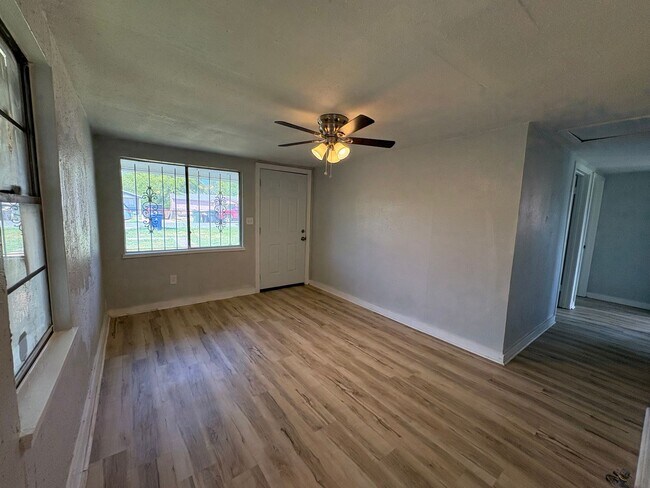 Foto del edificio - 3023 Oak Forest Ln