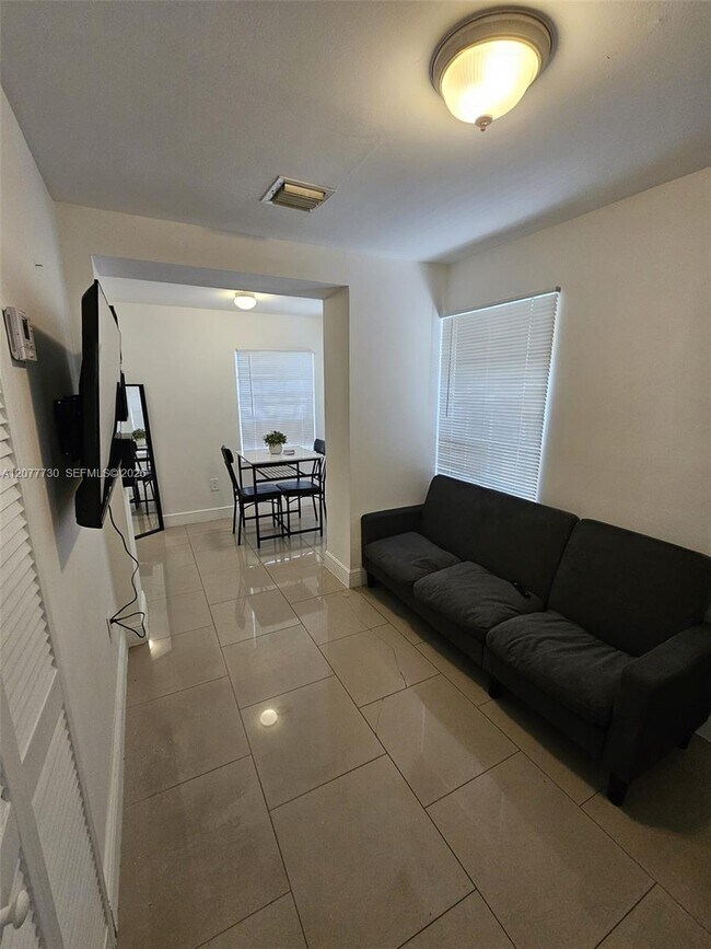 Foto del edificio - 6966 Byron Ave