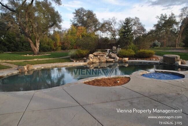 Foto del edificio - 7457 Shadow Oaks Ln