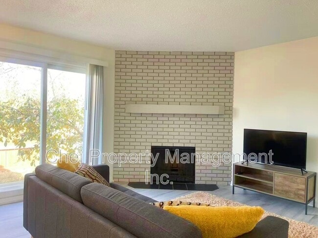 Photo du bâtiment - 3115-3119 119 St NW
