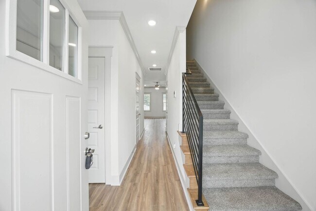 Foto del edificio - 3 Bedroom 2 1/2 Bath Luxury Home Near Madison Street!