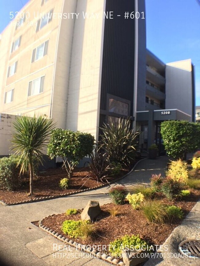 Building Photo - ***VIEW VIEW VIEW*** TOP FLOOR Corner S. F...