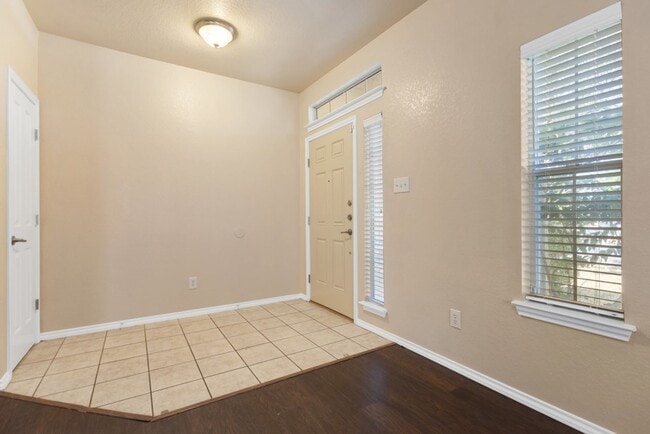Building Photo - Charming Home Awaits: Spacious & Modern Li...