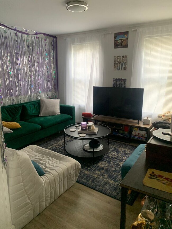 Foto del edificio - 867 E 2nd St