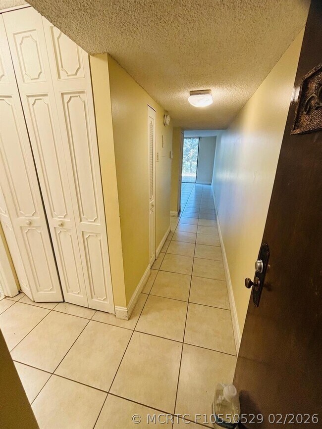 Building Photo - 3730 Inverrary Dr
