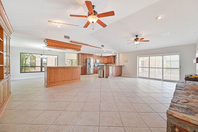 Building Photo - ~ HUGE! 4bed/3.5bath Resort Style Pool Hom...