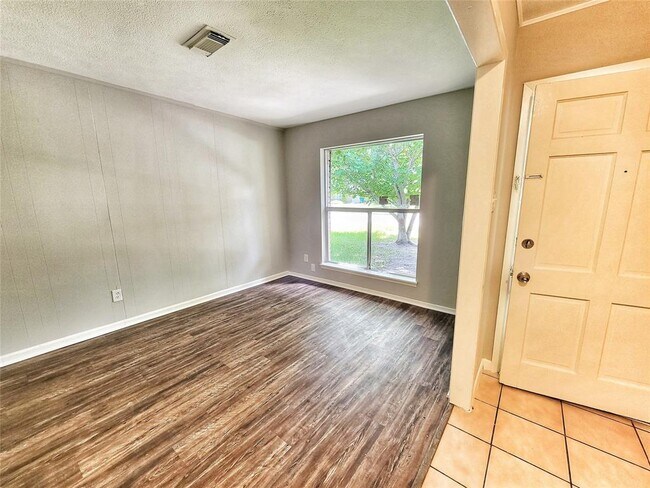 Building Photo - 612 Littlewood