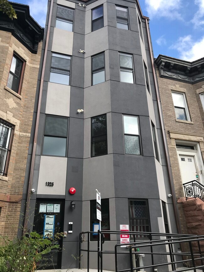 Foto del edificio - 1325 Prospect Pl