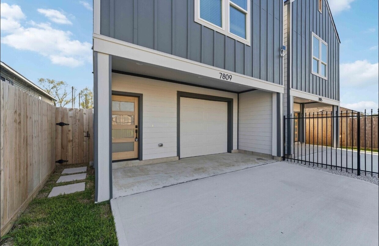 Building Photo - 7809 Dyer St