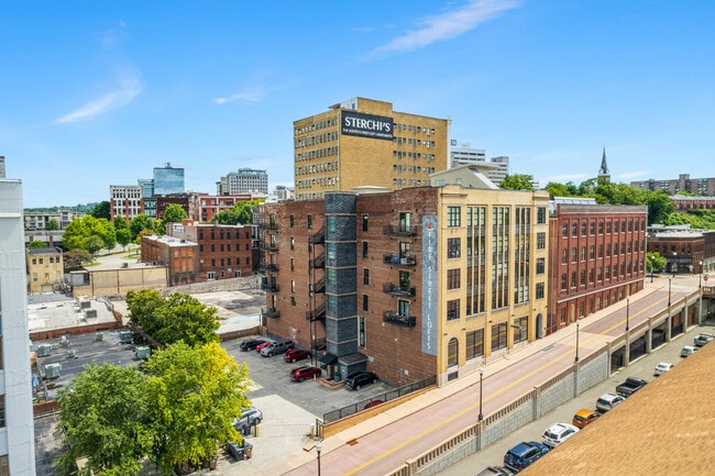 Foto del edificio - 220 W Jackson Ave