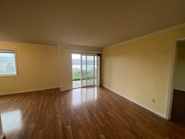 Building Photo - 2 bedroom 2 bathroom condo available in Gl...