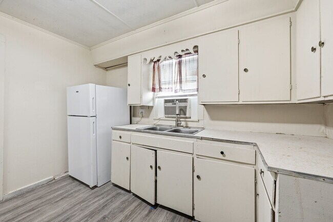 Building Photo - NA - "141 Ambroise St"