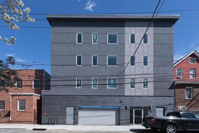 Foto del edificio - 6116 Madison St