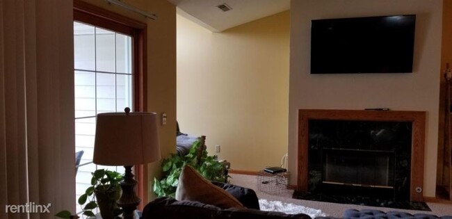 Foto del edificio - W240N2532 E Parkway Meadow Cir