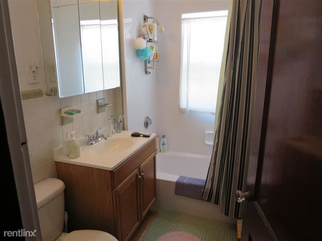Foto del edificio - 3 br, 1 bath Apartment - 22 Benton Rd