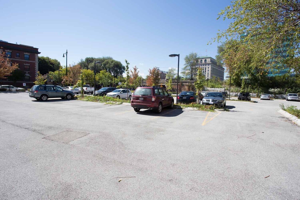 Estacionamiento - 1600 E. 53rd Street