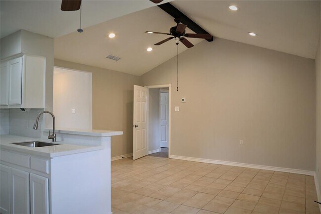 Building Photo - 1507 W Donovan St