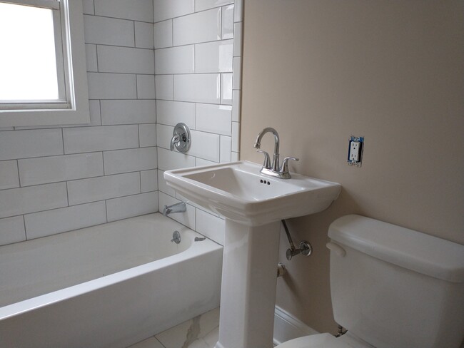Building Photo - 43 Ardmore St
