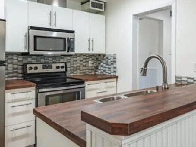 Foto del edificio - 5838 Sandhurst Ln