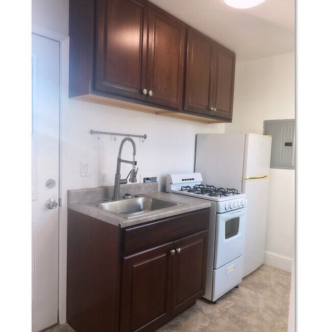 Small kitchen - 21332 Archibald Ave