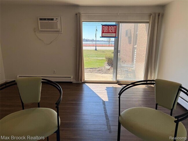 Foto del edificio - 1673 Cass Lake Rd