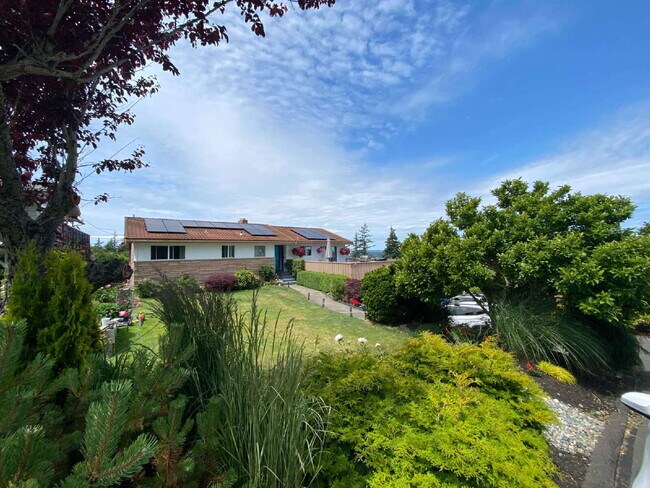 Building Photo - Spectacular Panoramic View at this 5-bed, ...