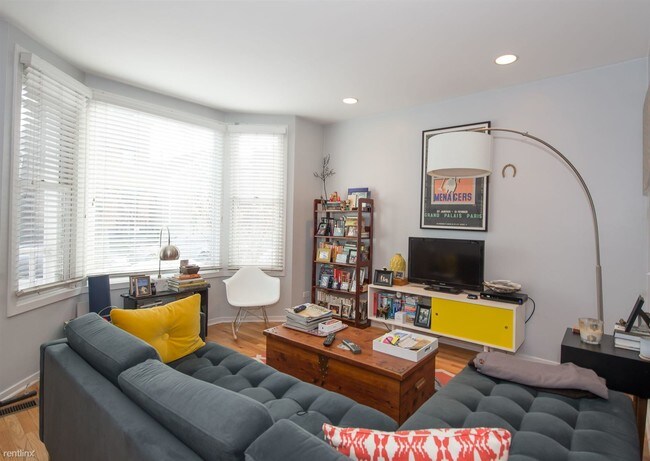 Foto del edificio - 1 br, 1 bath  - 2112 N Hoyne Ave Apt 1F